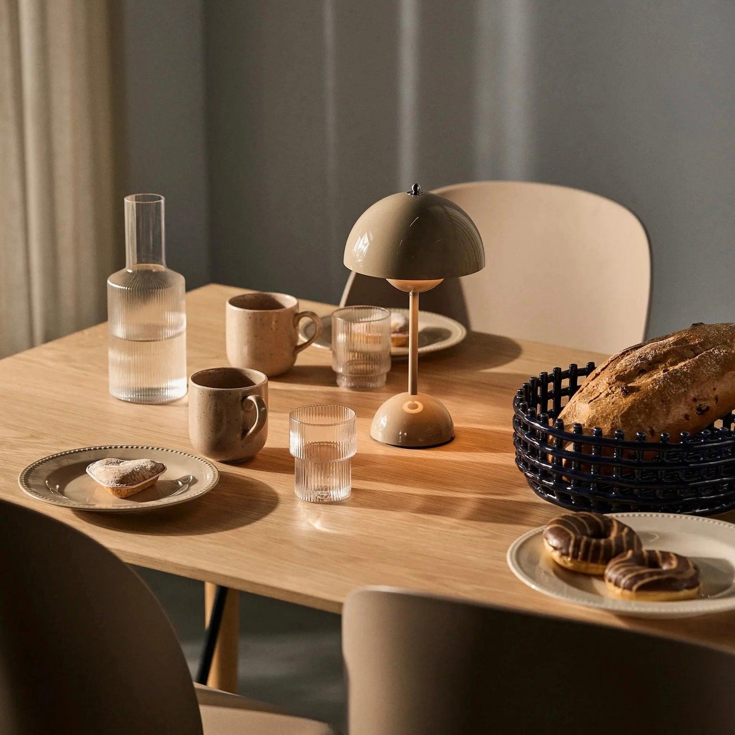 Marisol tafellamp op een gedekte eettafel