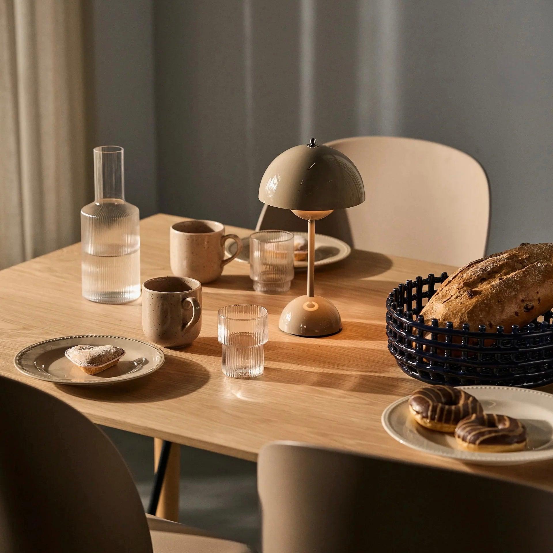 Marisol tafellamp op een gedekte eettafel