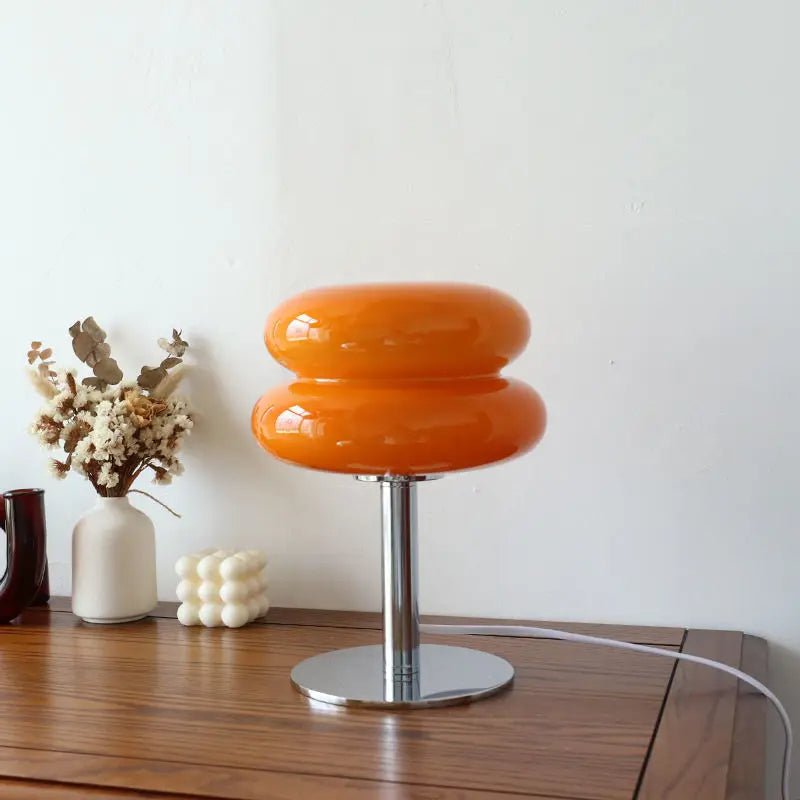Luno – Retro Bauhaus Tafellamp met Glanzende Oranje Kap en Chromen Voet - Lampista