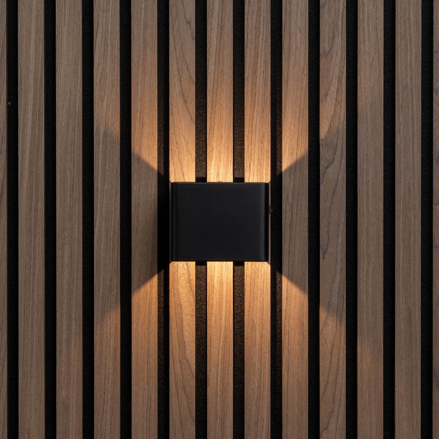 Mila wandlamp met warme gloed in de gang