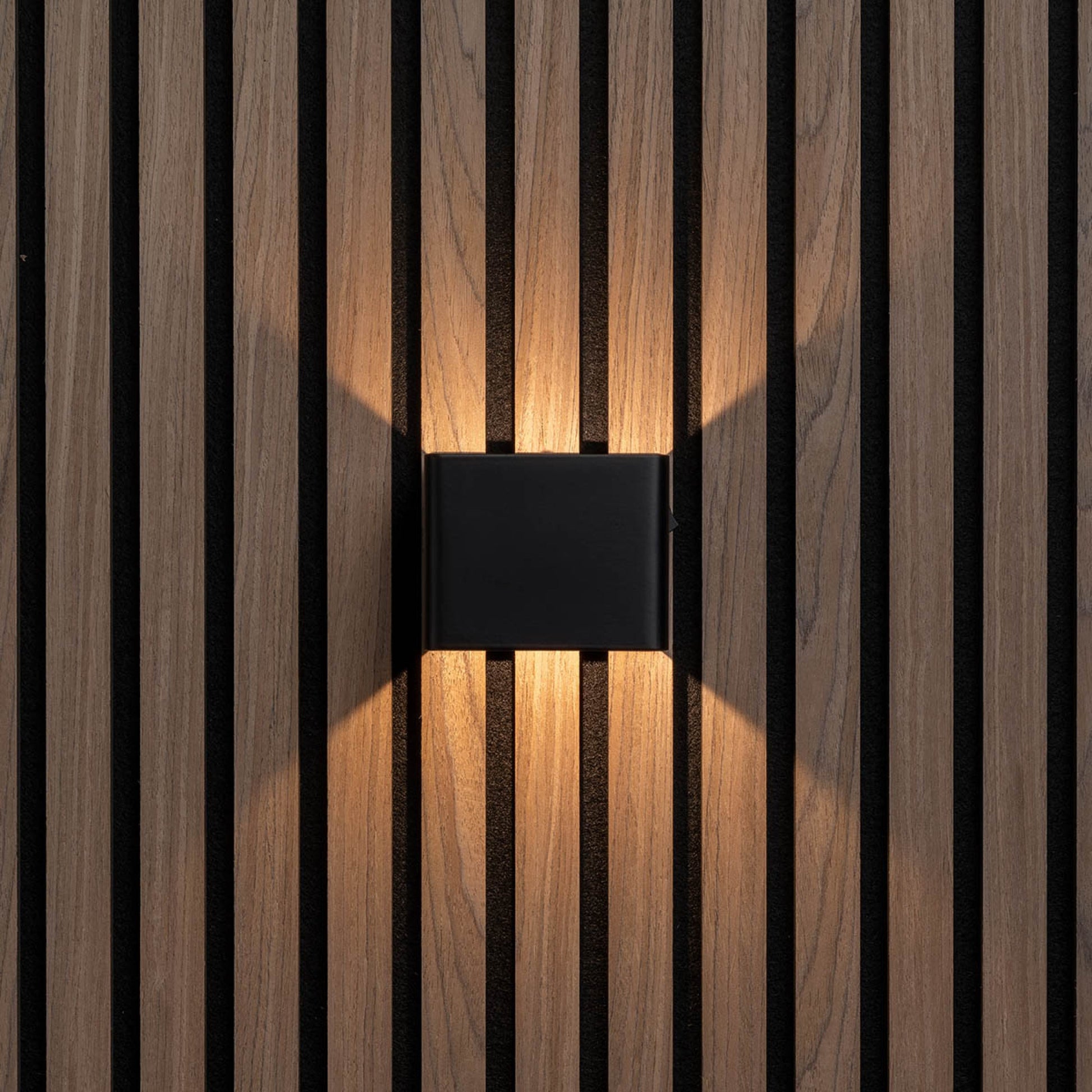 Mila wandlamp met warme gloed in de gang