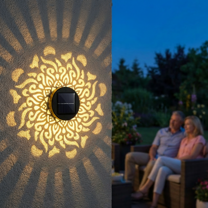 Solana mandala lichtprojectie op tuinmuur bij avond