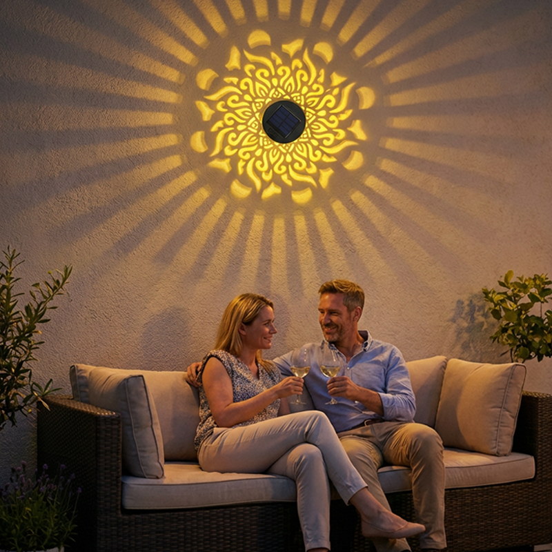 Solana solar lamp aan wand met sfeervol mandala patroon in tuin