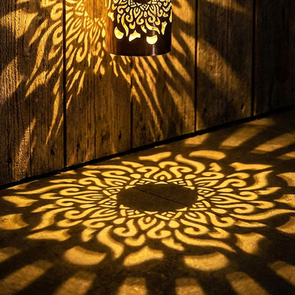Mandala lichtpatroon van Solana solar projectielamp op houten wand
