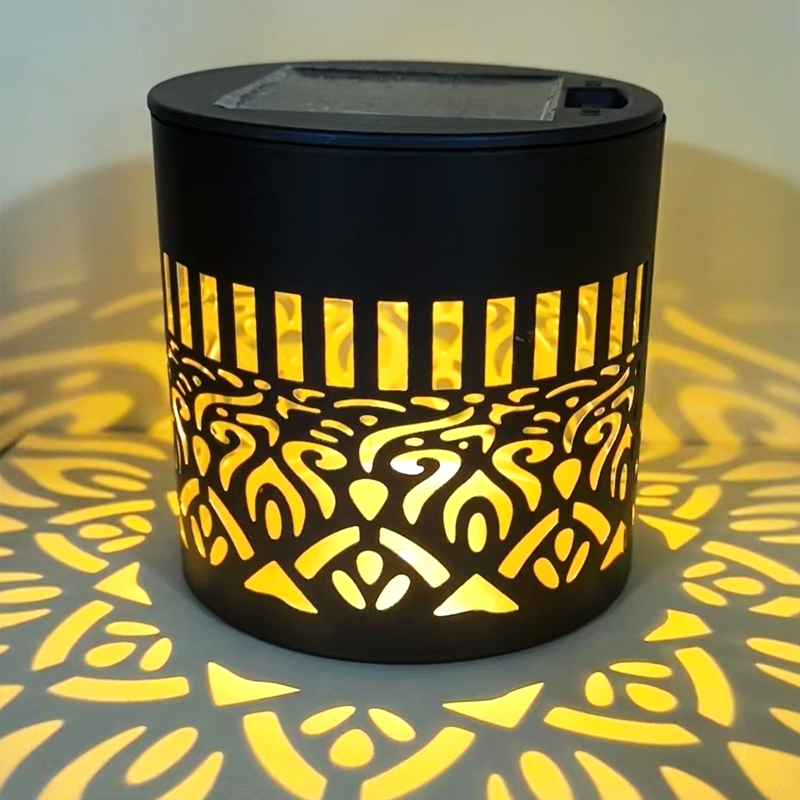 Close-up van Solana solar lamp met opengewerkt mandala ontwerp